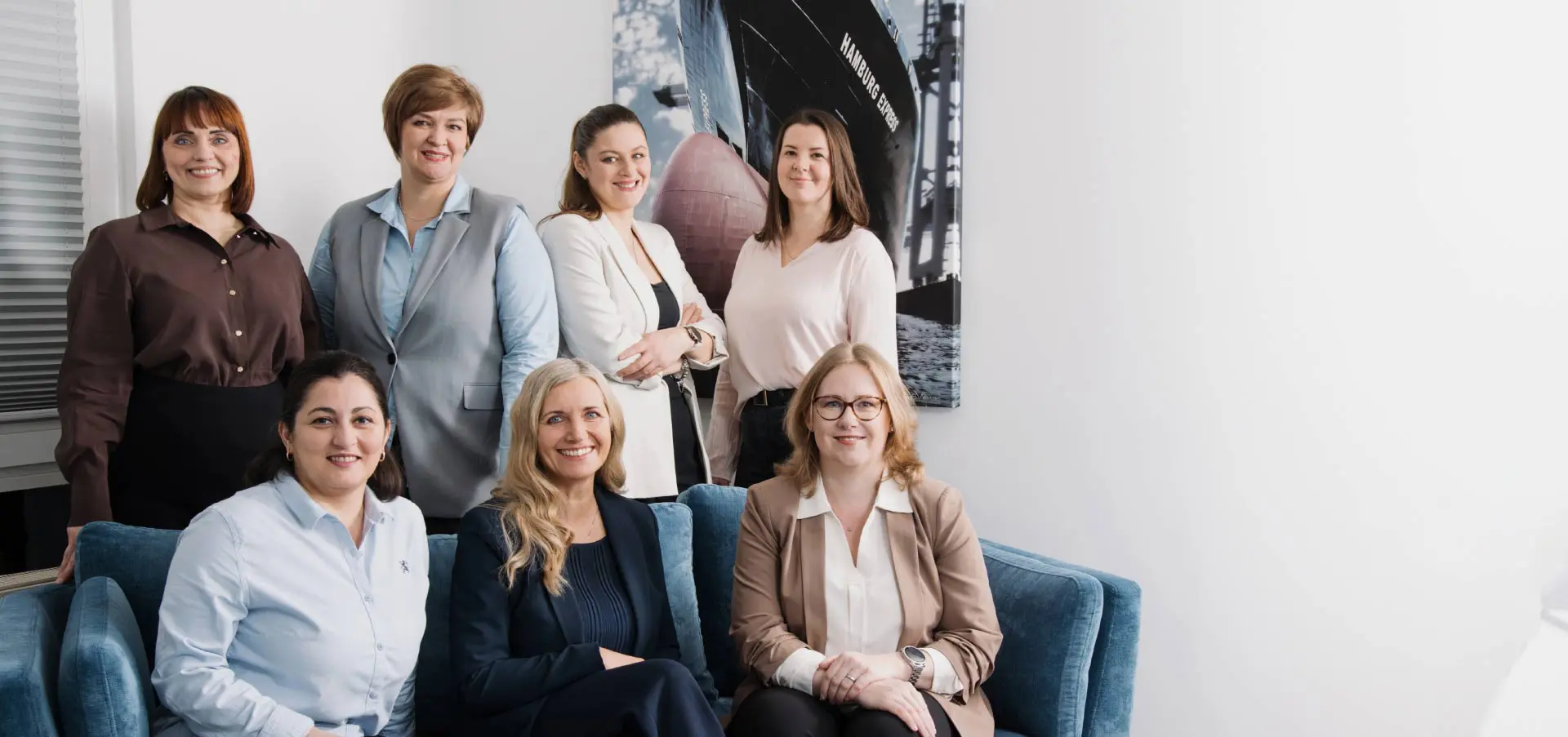 Gruppenfoto mit allen Teammitgliedern von Huk Steuerberatung in Hamburg.