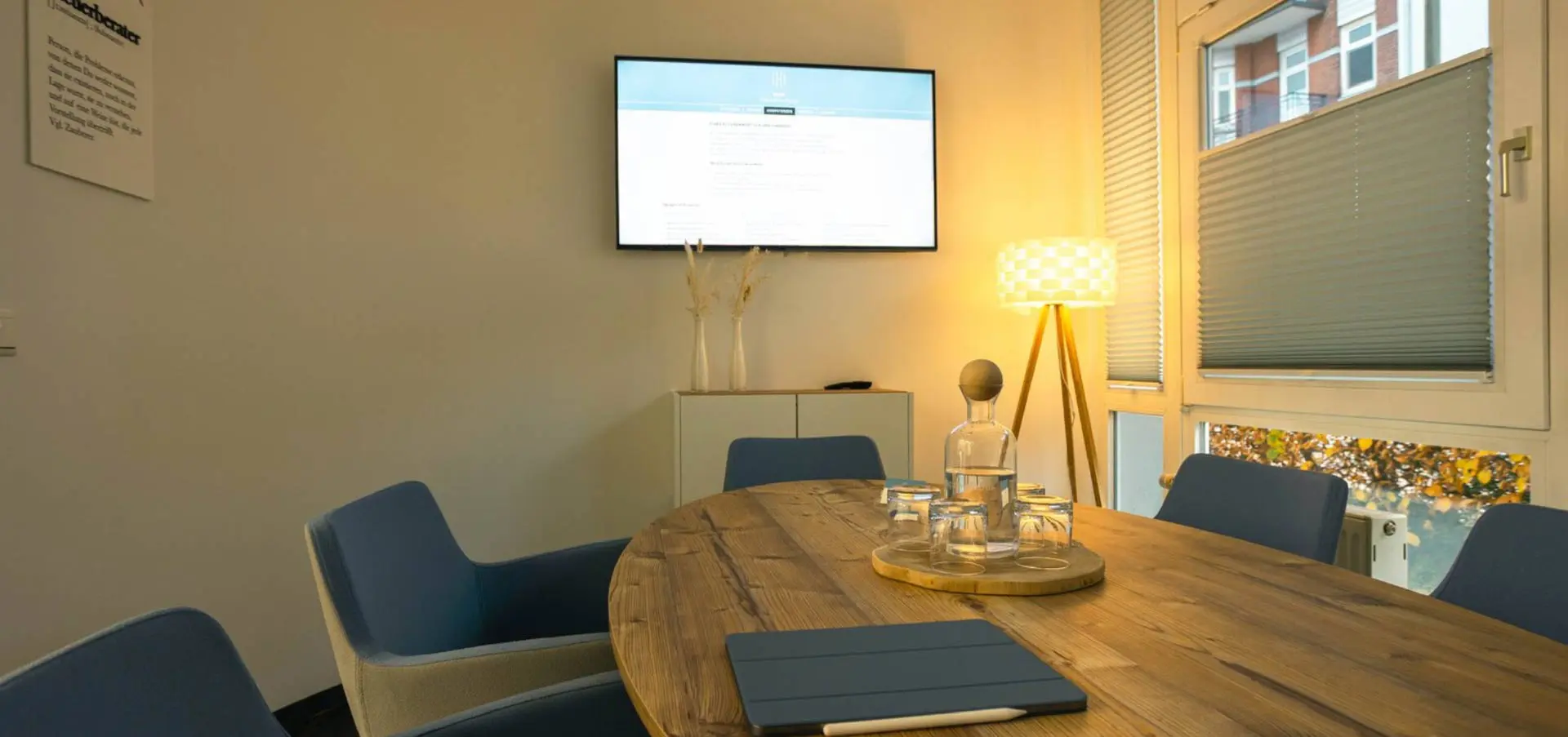 Blick in den gemütlichen Besprechungsraum von Huk Steuerberatung in Hamburg.