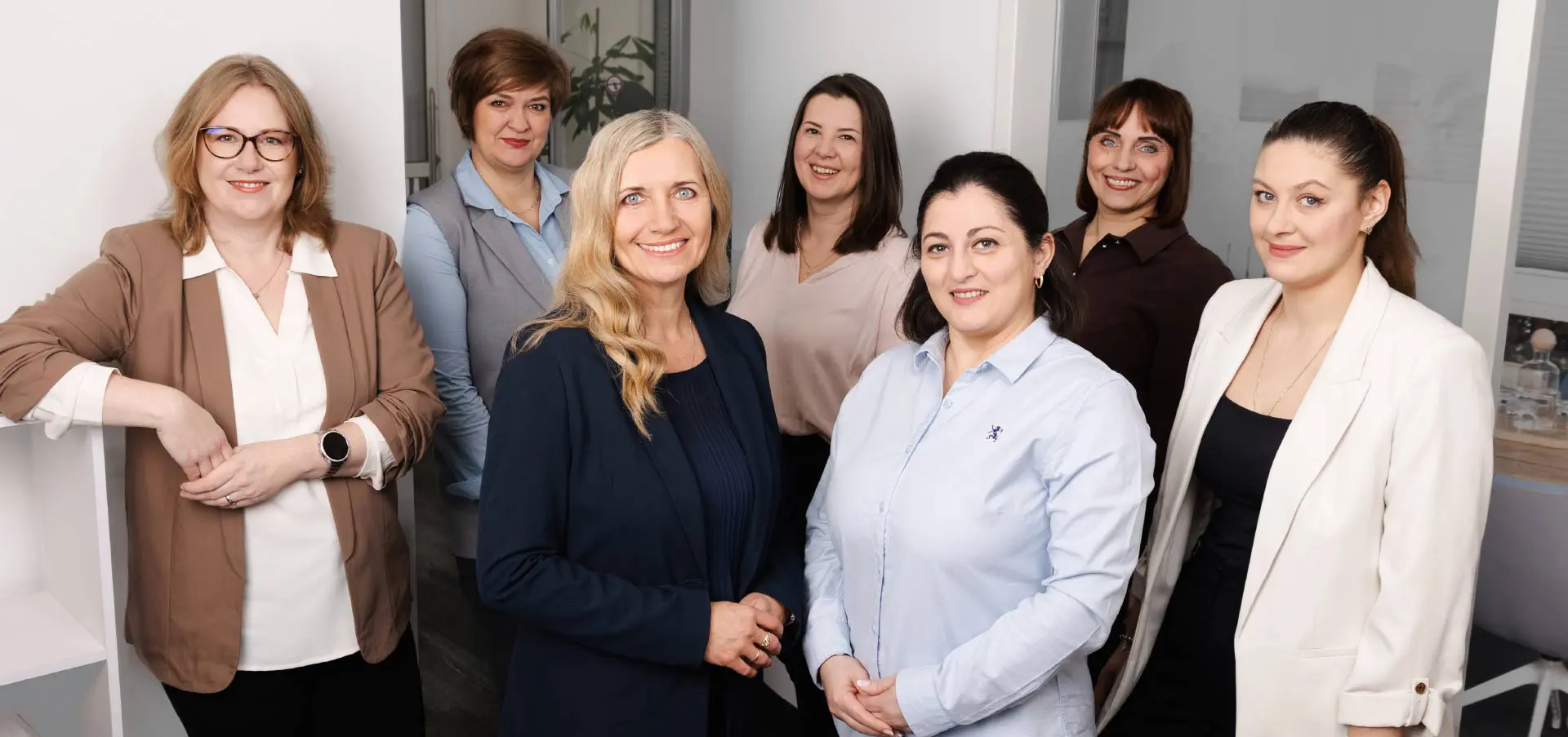 Ein Teamfoto der Steuerberatung Huk, alle schauen gut gelaunt in die Kamera.