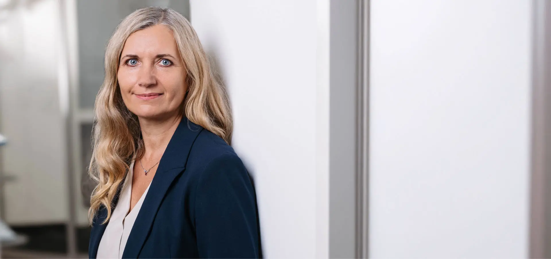 Katharina Huk, Steuerberaterin, schaut offen und sympathisch in die Kamera.